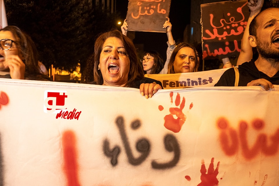 نائلة الزغلامي رئيسة الجمعية التونسية للنساء الديمقراطيات خلال مسيرة احتجاجية على تزايد جرائم قتل النساء في تونس/ صورة أصلية موقع تومديا افريل 2024
