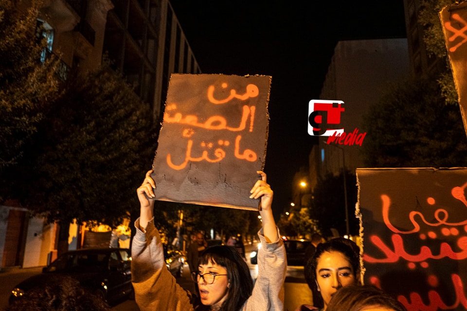 النسويات في تونس خلال مسيرة احتجاجية يوم 8 أفريل 2024 ضد تزايد جرائم قتل النساء. صورة توميديا 2024